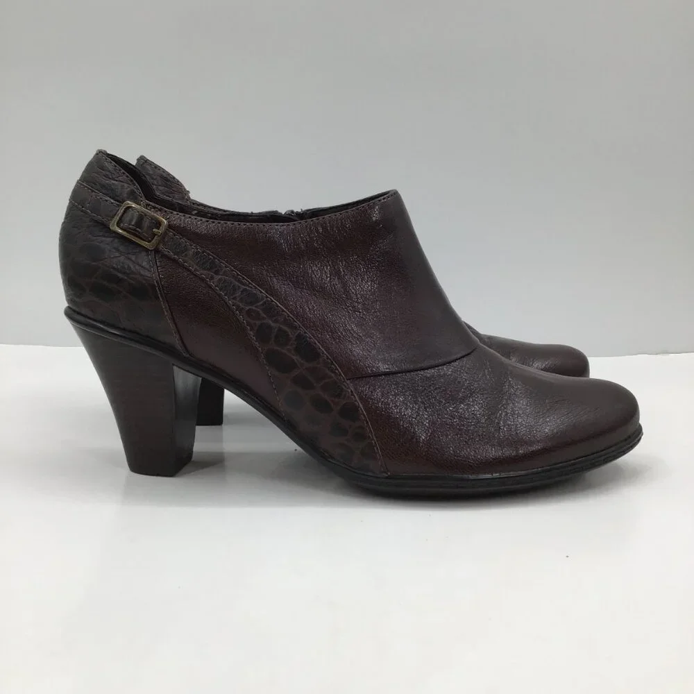 Women's 10M Clarks Bendables Dark Brown Leather Ankle Booties Boots Heels